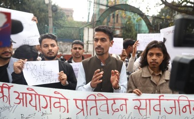  कार्की आयोगको प्रतिवेदन सार्वजनिक गर्न माग गर्दै त्रिचन्द्र कलेजका विद्यार्थीहरुले गरे प्रदर्शन 